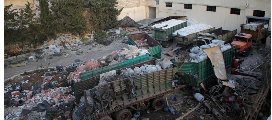 Primero, la Fuerza Aérea Siria dejó caer bombas de barril sobre un convoy de ayuda...