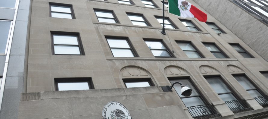 Los 50 consulados mexicanos en Estados Unidos lanzaron el viernes sus centros de asistencia legal...