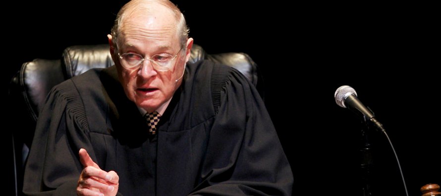 El juez Anthony Kennedy, quien redactó el fallo, dijo que la necesidad de eliminar los...