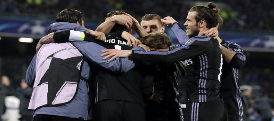 Los jugadores de Real Madrid festejan un gol de Sergio Ramos contra Napoli en los octavos de final...