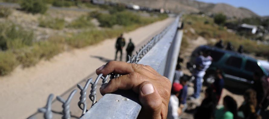El flujo de cruces fronterizos ilegales, según lo determinado por las detenciones y la...