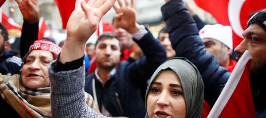 Ciudadanos turcos convocaron hoy en las redes sociales una protesta contra el veto holandés...