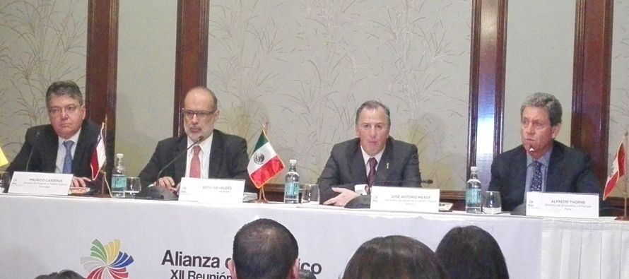 Autoridades de Chile, Colombia, México y Perú -los miembros de la AP- y de las...