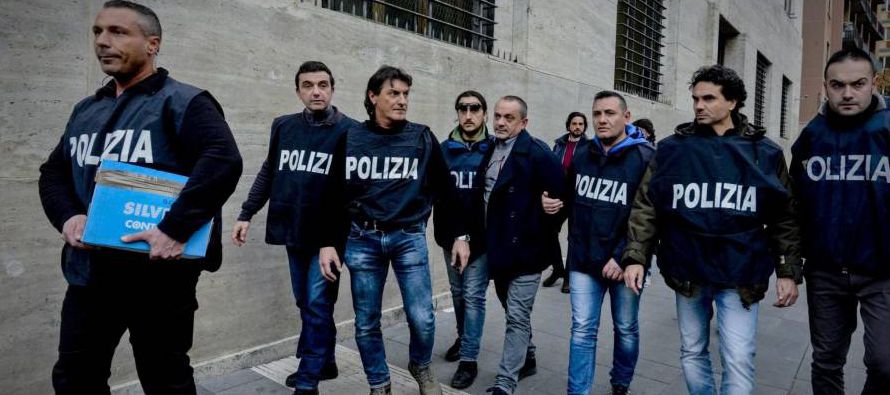 En una nota, la Fiscalía de Nápoles informó de que 30 de los detenidos fueron...