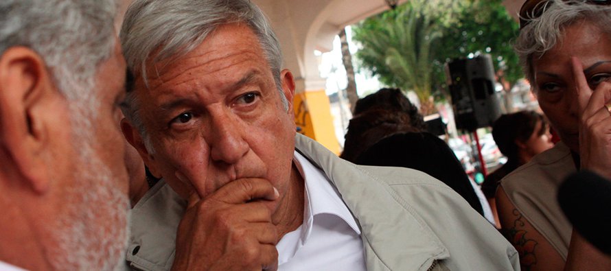 El desencuentro entre López Obrador y Antonio Tizapa, padre de uno de los 43 estudiantes de...