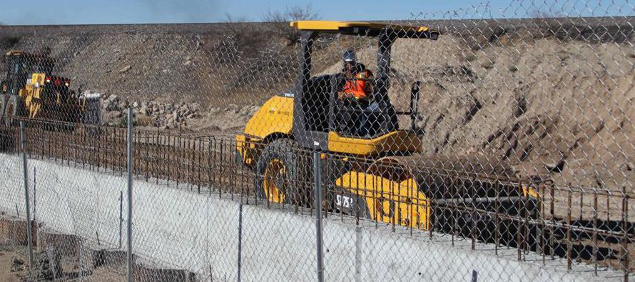 La cementera mexicana Cemex ve en la posible construcción del muro fronterizo un factor de...