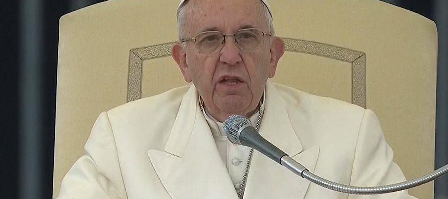 El papa Francisco aconsejó a los confesores que eviten la dureza ante quienes tienen que...