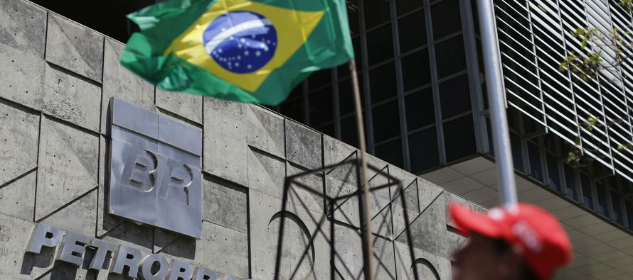 La corrupción en torno Petrobras, la mayor empresa de Brasil, creó un agujero en la...