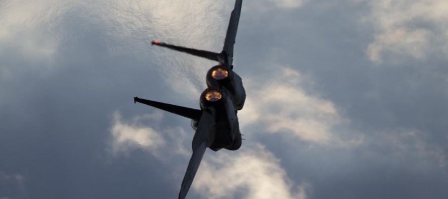 En esta imagen del jueves 29 de diciembre de 2016, un avión F-15 de la fuerza aérea...