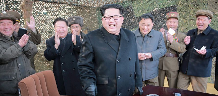  El líder de Corea del Norte, Kim Jong-un, supervisó el sábado la prueba en...