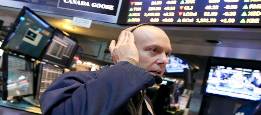 El S&P 500 y el Dow Jones cayeron después que el director del FBI, James Comey, dijo en una...