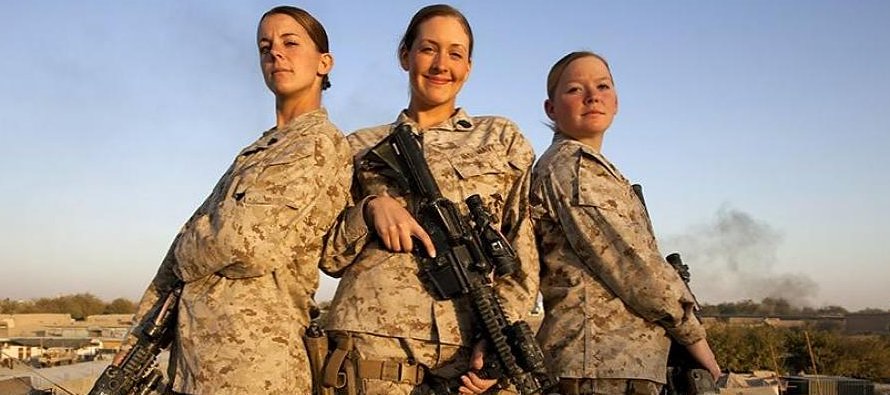 Mujeres Marines que están prestando servicio o lo hicieron en el pasado han denunciado que...