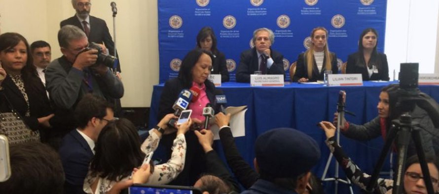 La embajadora alterna venezolana ante la OEA Carmen Velásquez interrumpe una conferencia de...
