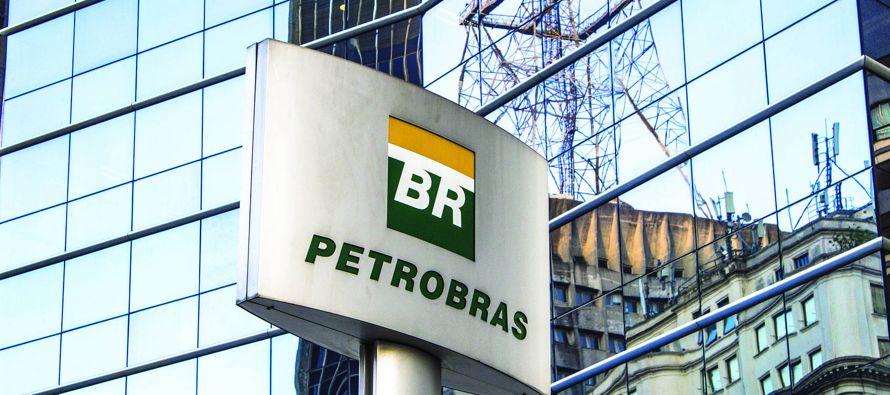 La compañía petrolera estatal de Brasil reportó el martes una pérdida...