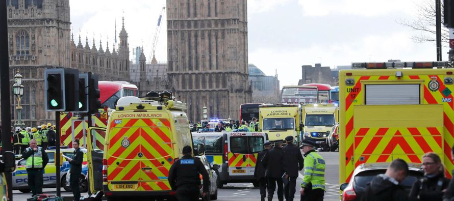 Un vehículo embistió el miércoles a peatones en el Puente Westminster de...