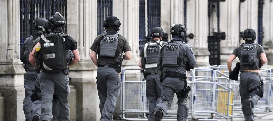 La primera ministra dijo que el atacante escogió expresamente atentar frente al Parlamento,...