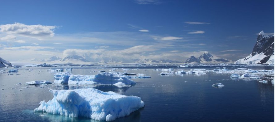 En la Antártida, en donde el hielo marino alcanza su punto más bajo del año en...