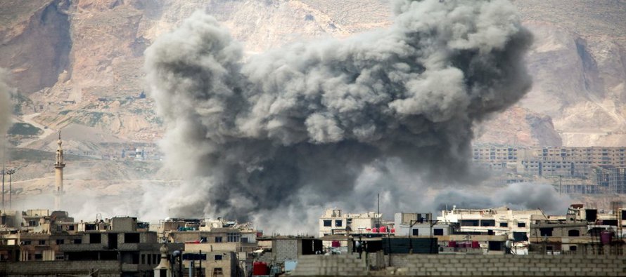 Se elevaron columnas de humo sobre los distritos del noreste de Jobar y Qaboun tomados por la...