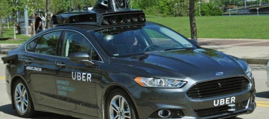 Uber Technologies Inc suspendió el sábado su programa piloto de vehículos de...