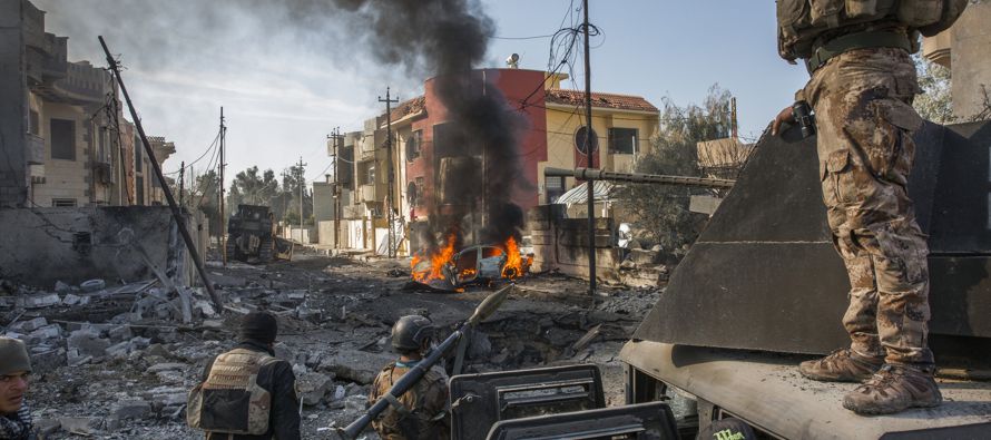 Los polémicos bombardeos, de los que testigos y responsables locales iraquíes...