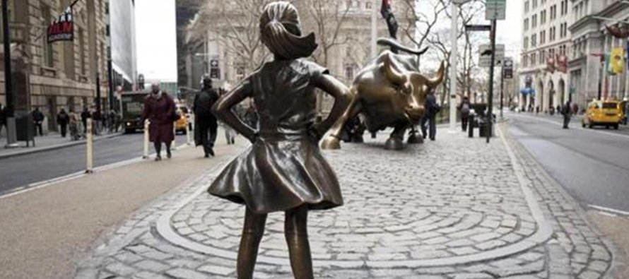 Instalada el pasado 7 de marzo, víspera del Día de la Mujer, la estatua de bronce es...