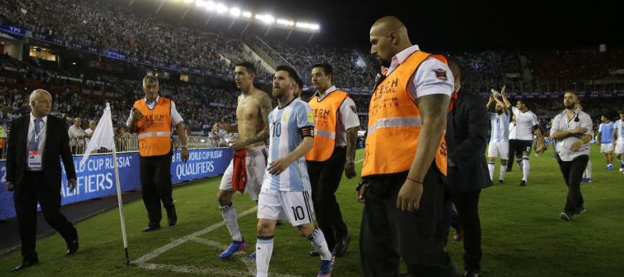 Messi se molestó al final del partido cuando un juez de línea decretó una...