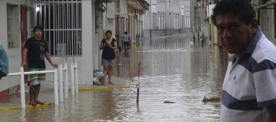 La costa de Piura, a más de 1,000 kilómetros al norte de Lima, quedó inundada...