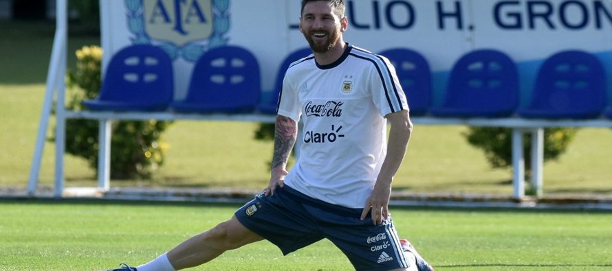 Messi tuvo que conformarse con ver el partido en una pantalla en los camerinos. Fue sustituido por...