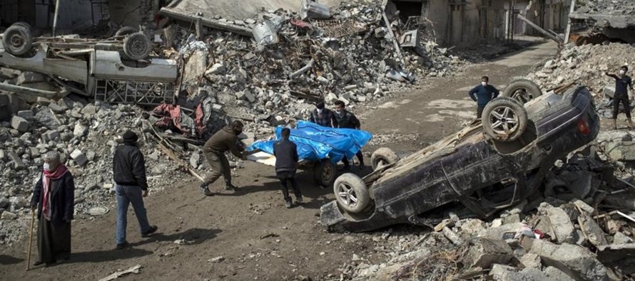 Según observadores y testigos, en el bombardeo en el oeste de Mosul podría haber...
