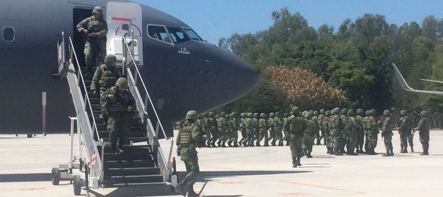 Los militares hicieron un recorrido por Culiacán, capital del estado de Sinaloa, a bordo de...