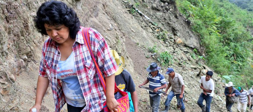 Familiares de la hondureña Berta Cáceres y un grupo de organizaciones ambientalistas...