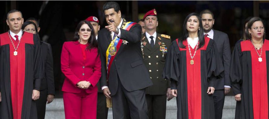 La anulación de las competencias de la Asamblea Nacional venezolana, el traspaso de estas al...