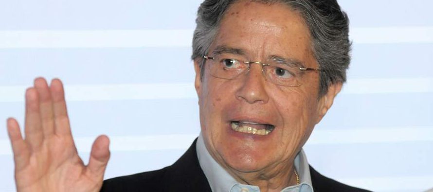 El candidato opositor a la Presidencia de Ecuador, Guillermo Lasso, reclamó hoy un cambio en...