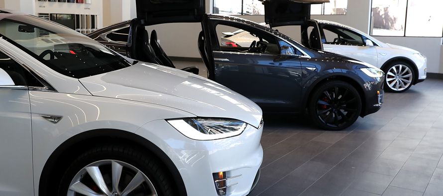 Tesla Inc. entregó una cifra récord de 25,000 vehículos durante su primer...