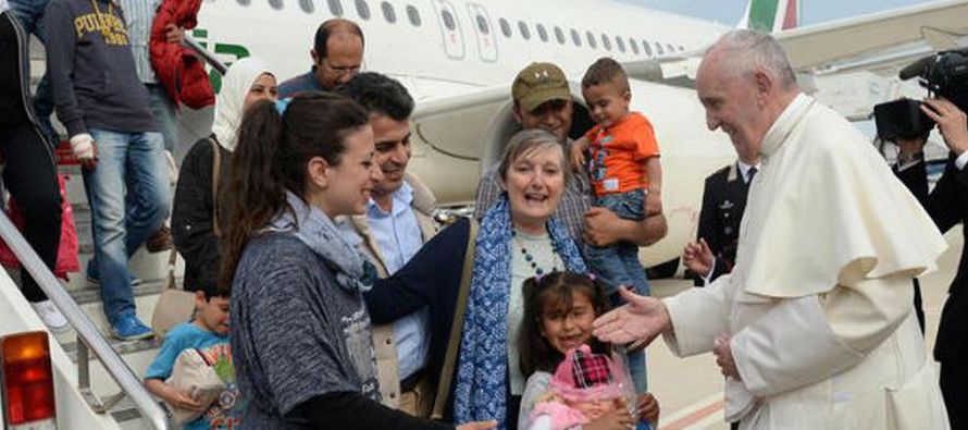 El Vaticano acoge a tres nuevas familias sirias, compuestas por 13 personas en total,...