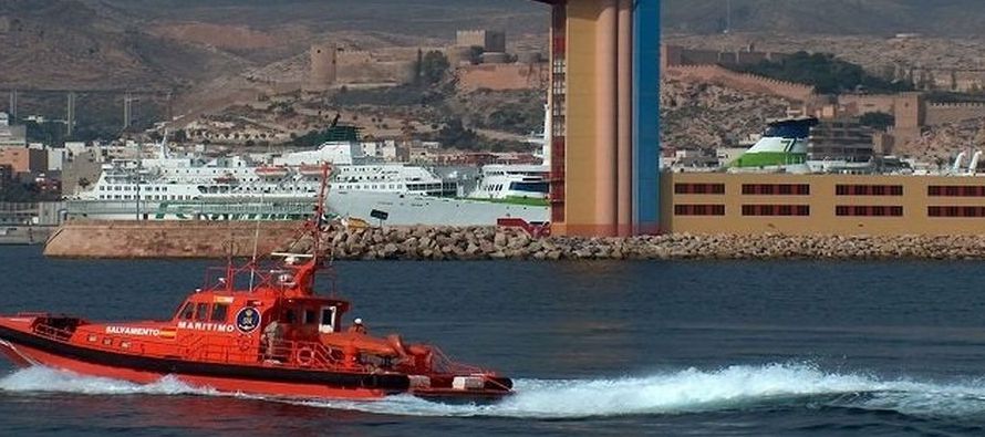 El Servicio Marítimo español busca hoy una embarcación con 62 inmigrantes...