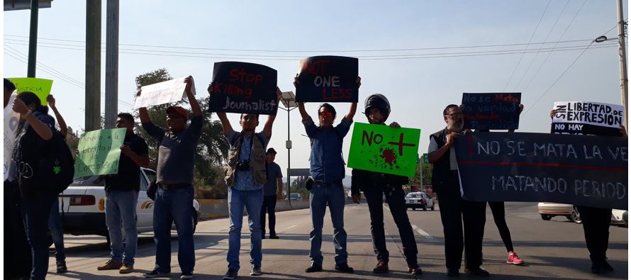 Decenas de periodistas se manifestaron hoy en Chilpancingo, capital del sureño estado...