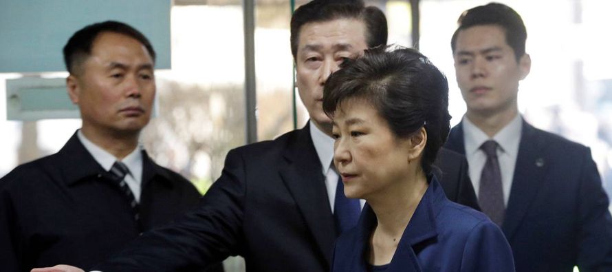 Su destitución es la primera de un presidente en Corea del Sur desde que el país...