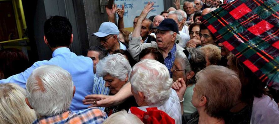 Miles de ancianos griegos protestaron pacíficamente el martes contra nuevos recortes de las...