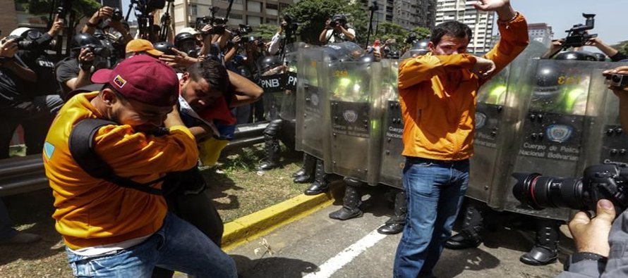 Efe constató que la Policía Nacional Bolivariana roció gas pimienta a los...