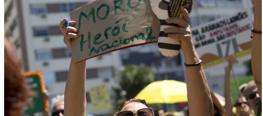 La mayoría aplaude -aunque algunas veces abuchea- a Sergio Moro cuando sale a un...