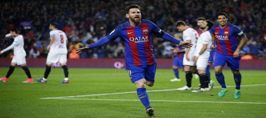 El jugador del Barcelona, Lionel Messi, festeja un gol contra Sevilla por la liga española...