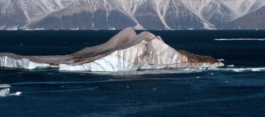 Más de 400 icebergs se desplazaron a las rutas navieras del Atlántico Norte la semana...