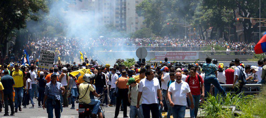 La marcha, que fue congregando a miles de manifestantes en la avenida Francisco de Miranda, en el...