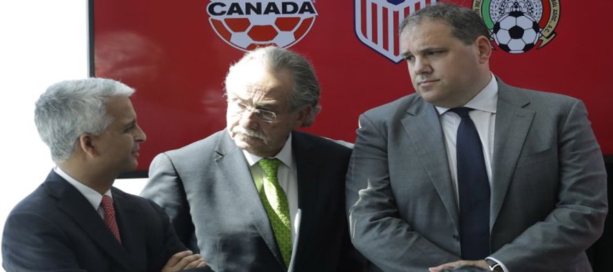 Sunil Gulati, a la izquierda, presidente de la Federación de Fútbol de Estados...
