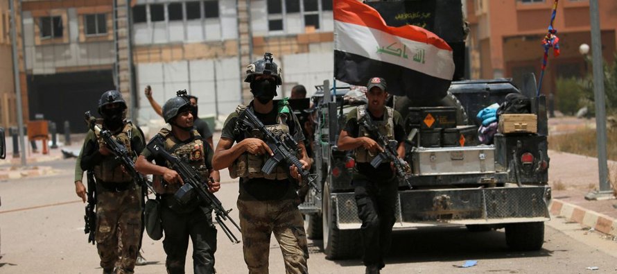 Mientras, en el este de Mosul, controlado por las fuerzas iraquíes desde el pasado enero,...