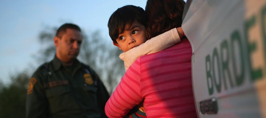 El número de padres e hijos detenidos en la frontera con México bajó en marzo...