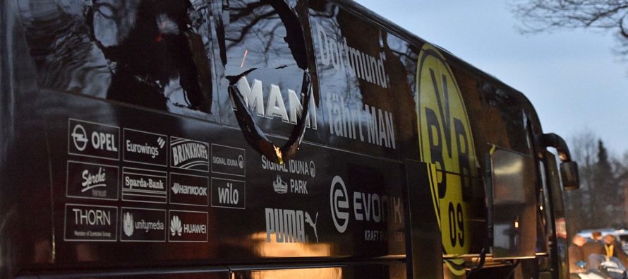 Imagen del autobús de Borussia Dortmund, con vidrios rotos, tras una explosión...