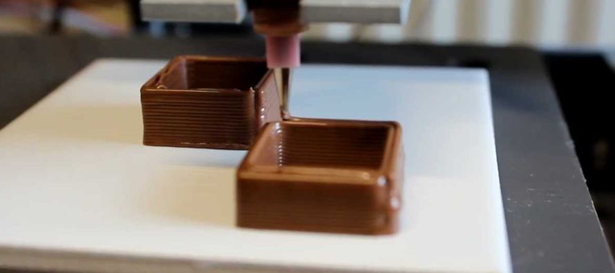 El chocolate está listo para comer directamente después de la impresión, que...