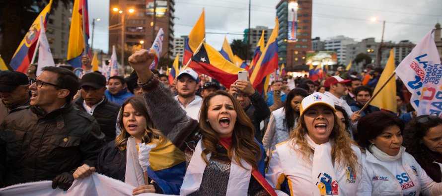 Seguidores del candidato presidencial por Creo-Suma, Guillermo Lasso, toman las calles de Quito el...